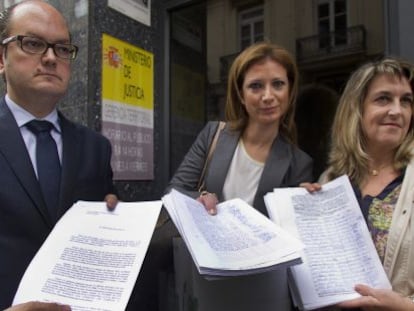 Loreto Dolz, hermana del fallecido, entre el abogado Agust&iacute;n Ferrer y la presidenta de Stop Accidentes, Ana Novella, muestra las firmas.