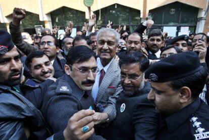 Policías y abogados rodean al científico paquistaní A. Q. Khan (centro) tras participar en una convención en Rawalpindi, cerca de Islamabad, el pasado enero.