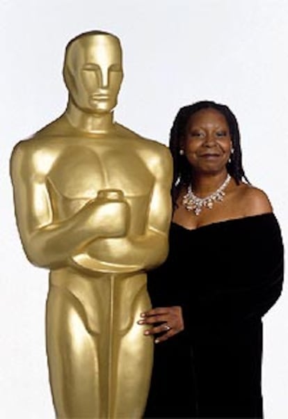 La actriz Whoopi Goldberg, junto a un <i>oscar</i> gigante.