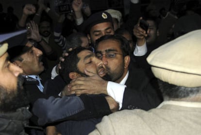 El asesino del gobernador Salman Taseer recibe un beso al llegar a un tribunal penal de Islamabad.