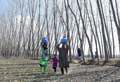 Mujeres afganas transportan agua este 22 de marzo.