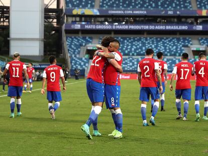 Benjamín Brereton abraza a Arturo Vidal, en el partido entre Chile y Bolivia, en la Copa América.