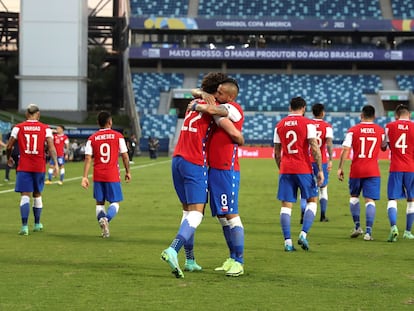 Benjamín Brereton abraza a Arturo Vidal, en el partido entre Chile y Bolivia, en la Copa América.