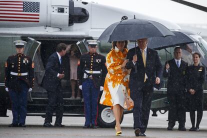 El presidente Donald Trump y la primera dama Melania Trump caminan para abordar el Air Force One al concluir su visita a Japón, este martes.