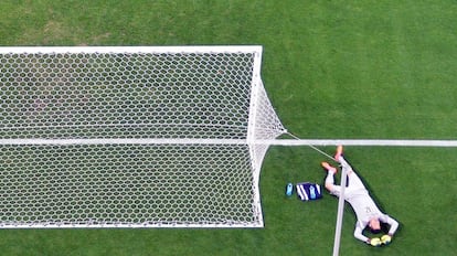 Julio César cai no gramado após o fim do jogo.