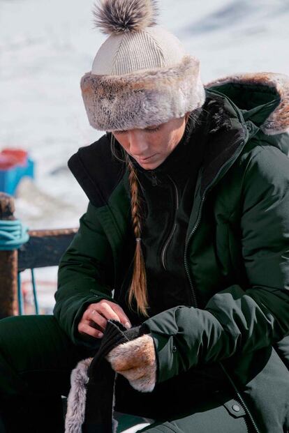 La colección incluye también los accesorios clave para hacer frente al frío: gorros, cintas de pelo y guantes para completar el outfit de nieve.