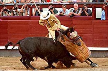 El tercer toro, en su encuentro con el caballo.