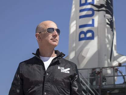 Jeff Bezos, delante del cohete 'New Shepard' de la compañía Blue Origin, en Texas.