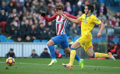 Antoine Griezmann (izquiera), del Atlético de Madrid, lucha por el esférico.