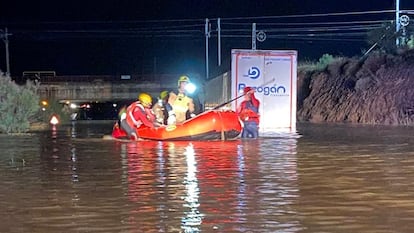 Bomberos trabajan en una zona inundada en Zaragoza.