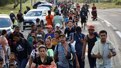 La caravana de migrantes continúan caminando en Escuintla, Chiapas, en su intento de llegar a la frontera con Estados Unidos. 28 de diciembre de 2023.