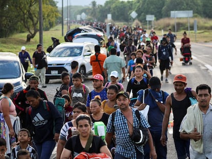 La caravana de migrantes continúan caminando en Escuintla, Chiapas, en su intento de llegar a la frontera con Estados Unidos. 28 de diciembre de 2023.