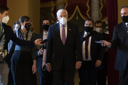 El líder de la mayoría de la Cámara de Representantes, Steny Hoyer, camina en los pasillos del Capitolio de EE. UU, momentos previos a la votación.