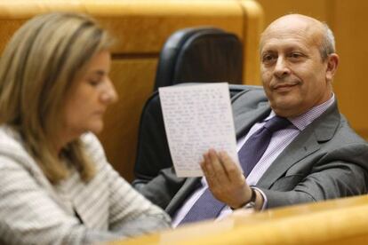 El ministro Wert junto a la ministra Báñez en la sesión de control.