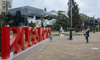 Una chica posa para una foto ante un letrero del Mundial de fútbol de Rusia 2018 en la ciudad de Sochi.