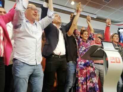 El PSN, con María Chivite en el centro, celebra los resultados electorales.