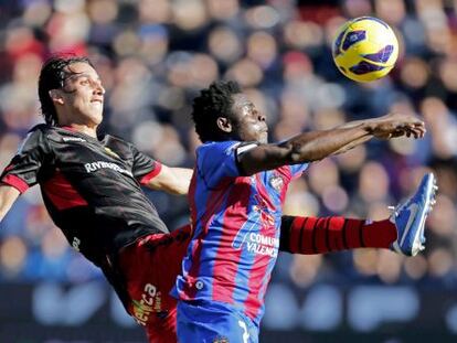 Martins disputa el balón Geromel