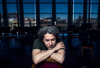 El director de orquesta, Gustavo Dudamel, en el Teatro Real. Foto Samuel Sanchez