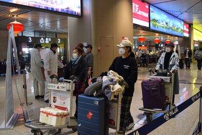 Viajeros en el aeropuerto de la ciudad china de Harbin el 11 de abril.