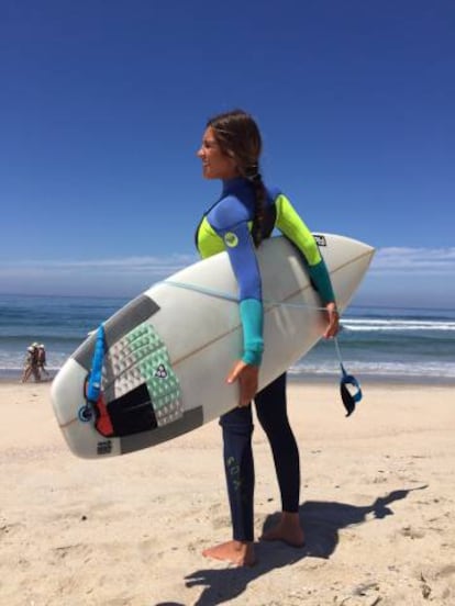 La surfista Gabriela Ferna en la playa de Razo