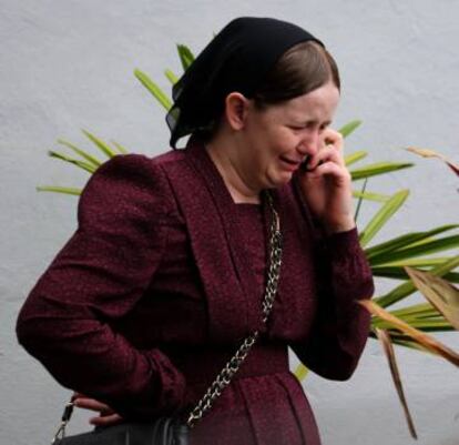 Aghata Wall, esposa deAbraham Fehr, llora hoy frente a la morgue judicial de Asunci&oacute;n (Paraguay)