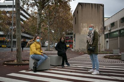 Desde la izquierda, Jennifer Jimenez, Ana Paricio y Lourdes Punter en la calle Caracas del barrio del Bon Pastor de Barcelona.