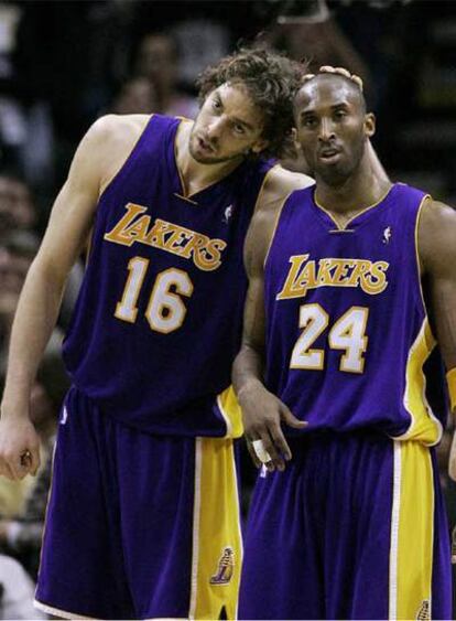 Pau Gasol y Kobe Bryant en un momento del partido contra los Spurs