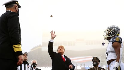 El presidente de los Estados Unidos, Donald Trump, lanza una moneda al comienzo del partido de fútbol universitario entre el Ejército y la Armada, el 12 de diciembre.