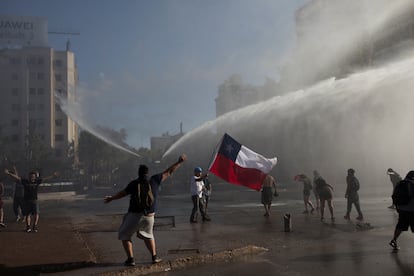 Los manifestantes se congregan durante una protesta contra el gobierno de Chile, en 2019. 