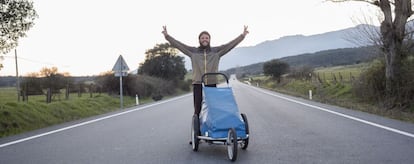 Nacho Dean, el mi&eacute;rcoles 16 de marzo, en la carrera CL-501, entre Lanzah&iacute;ta y Piedralaves (provincia de &Aacute;vila), junto a su carrito, Jimmy.