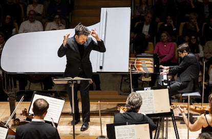 Conductor James Gaffigan and pianist Javier Perianes during the performance of Ravel's 'Concerto in G', on December 20 at the Palau de Les Arts