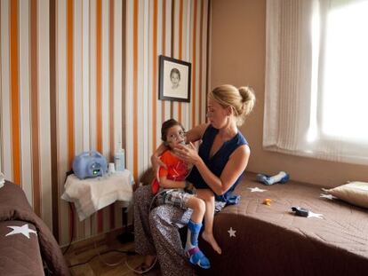 Rocío Martín con su hijo Albert, que sufre una parálisis cerebral.