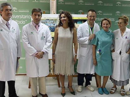 La consejera de Salud, María Jesús Montero, en el centro, con parte del equipo que participó en la operación.