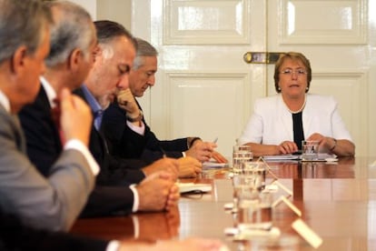 President Michelle Bachelet meets with her Cabinet.