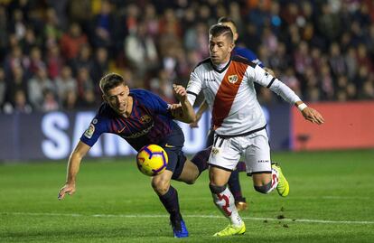 Adrián Embarba escapa de Lenglet, del FC Barcelona
