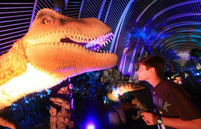 Un tiranosaurio robotizado de la exposición <b><i>Entre dinosaurios</b></i>, en la Ciudad
 de las Artes y las Ciencias de Valencia.