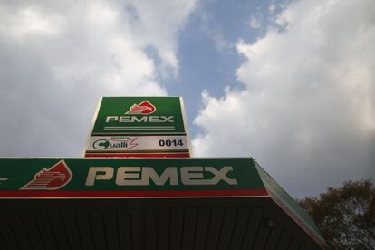 Logo de Pemex en una gasolinera