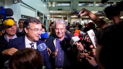 Felipe Gonz&aacute;lez no aeroporto de Caracas.