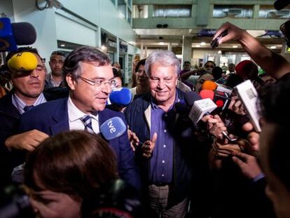 Felipe Gonz&aacute;lez no aeroporto de Caracas.