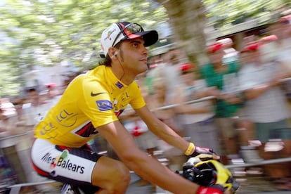 Óscar Pereiro, del Illes Balears- Caisse D' Espargne, de amarillo en el Tour 2006