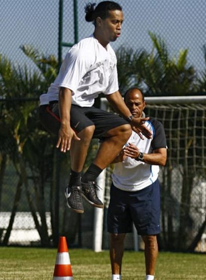 Ronaldinho se entrena en Brasil con un técnico de la selección.