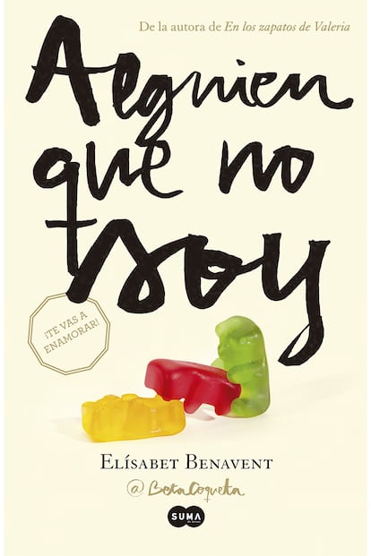 8. Alguien que no soy yo, de Elísabet Benavent (2015)
Un buen ejemplo de la mutación que ha sufrido la literatura romántica con la llegada de una nueva generación de narradoras. En las novelas de la muy exitosa y joven Benavent, las relaciones son abiertas y el poliamor está a la orden del día. Bueno, decimos poliamor por convención, porque en el fondo, los personajes que se entregan a sus pulsiones sexuales lo que buscan es no enamorarse… pero ya se sabe que eso es difícil de conseguir.