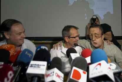 Rafael, primer trasplantado de cara en Andalucía, en el Hospital Virgen del Rocío de Sevilla junto a los doctores Tomás Gómez (centro) y Juan David González.