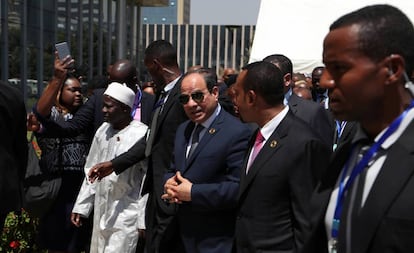 Al Sisi, en el centro de la imagen, junto al primer ministro etíope, Abiy Ahmed, segundo por la derecha, este domingo.