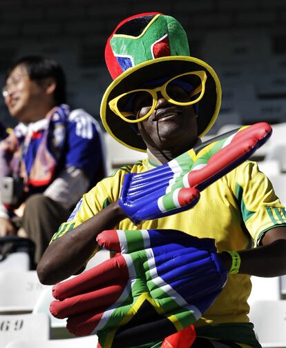 Un camerunés anima a su equipo en el estadio Free State, en Bloemsfonstein, Sudáfrica.