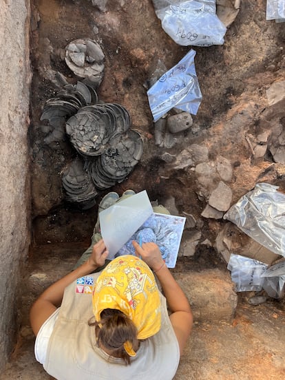 Una arqueóloga del equipo del Turuñuelo de Guareña documenta los objetos de una de las habitaciones perimetrales halladas en el yacimiento. Imagen cedida por el proyecto Construyendo Tarteso.