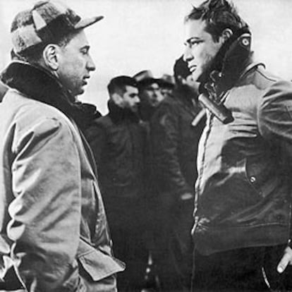 Elia Kazan (izquierda) y Marlon Brando durante el rodaje de <i>La ley del silencio</i> en los muelles de Nueva York en los años cincuenta.