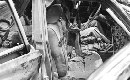 El cuerpo del soldado conductor Carlos Rodríguez Taboada, en el interior del coche tras el atentado de ETA contra el teniente general Joaquín de Valenzuela, jefe del Cuarto Militar del Rey, el 7 de mayo de 1981. 