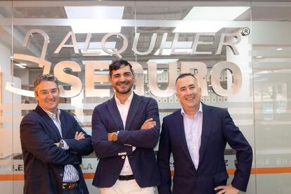 Antonio Carroza, presidente de Alquiler Seguro; David Caraballo, director general, y Sergi Gargallo, vicepresidente.