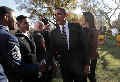 Obama saluda al público que han acudido a la ceremonia de indulto del pavo.